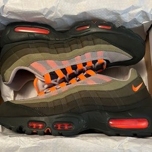Nike Airmax size 9.5 color green/orange